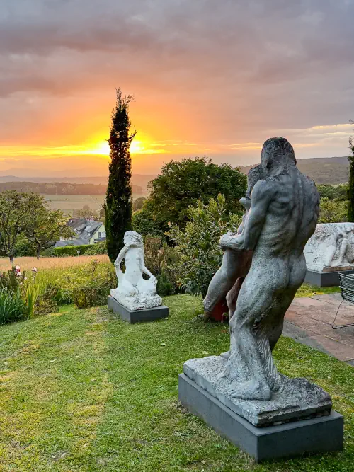 Garten – Skulptur mit Blick in die Landschaft